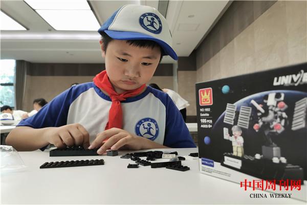 圖為小記者手工DIY制作北斗衛星模型.jpg