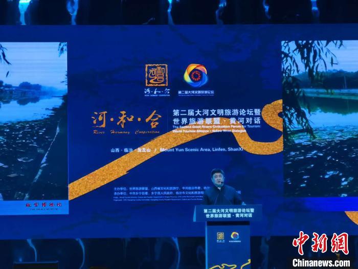 依舊是一身中山裝，在山西臨汾云丘山上，單霽翔開啟他的第N次演講。年近七旬的他，一如既往，奔波在中華文化守護之路上。　高雨晴 攝