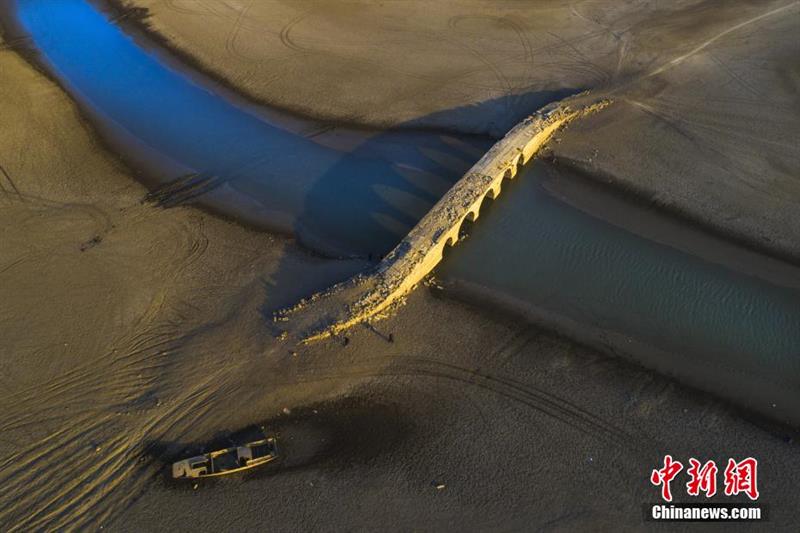 航拍江西湖口明代古橋現身鄱陽湖底