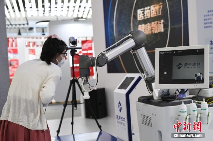 一款5G遠(yuǎn)程超聲診療設(shè)備吸引參觀者。<a target='_blank' href='http://www.chinanews.com/'>中新社</a>記者 張興龍 攝
