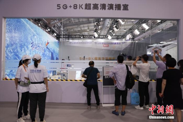 5G 8K超高清演播室吸引參觀者。 <a target='_blank' href='http://www.chinanews.com/'>中新社</a>記者 蔣啟明 攝 　