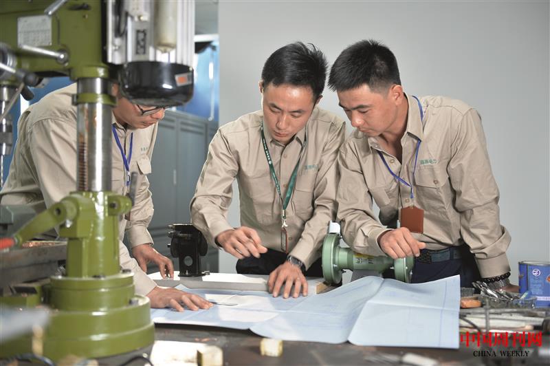 國網浙江嘉善縣供電公司青年創客對照設計圖紙開展熱烈討論.jpg
