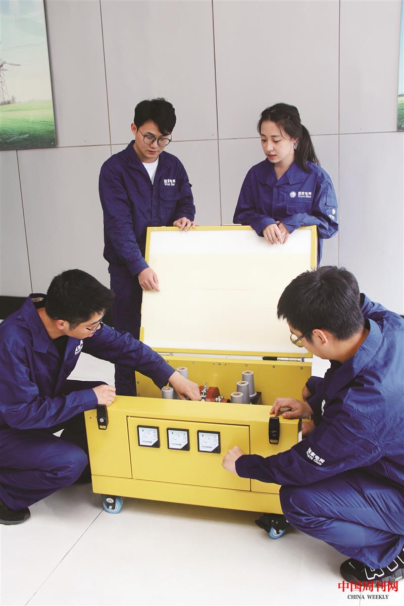 智能化配網不停電作業電纜接頭快速轉接箱團隊討論.JPG