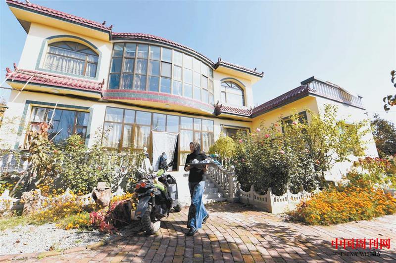 開牛肉面店致富返鄉后的譚明德、馬曉瑛夫婦不僅蓋起2層樓房，還開辦了一家農家院.jpg