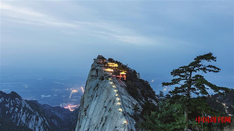 攝圖網_501619384_華山山頂夜景（企業商用）.jpg