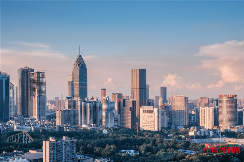 攝圖網_500636547_武漢黃昏高樓街景(企業商用).jpg