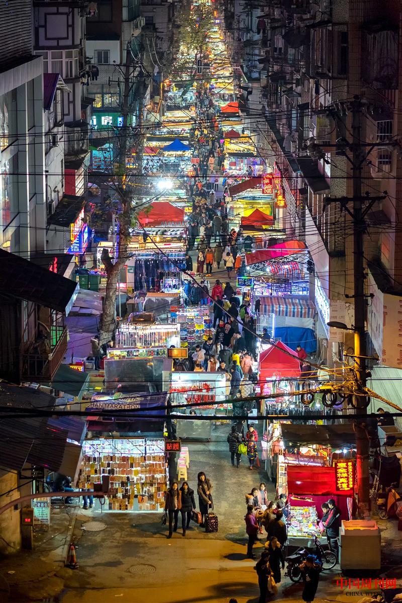 攝圖網_500904637_武漢寶成路夜市風景(企業商用).jpg