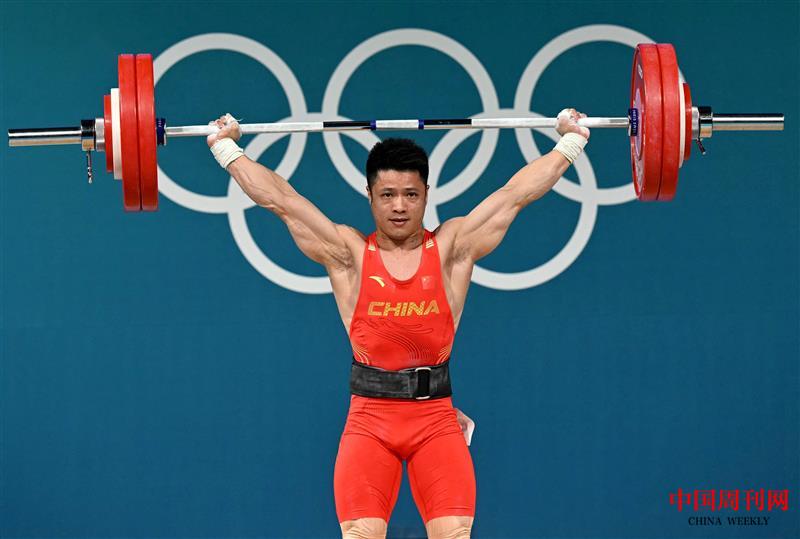 在巴黎奧運(yùn)會(huì)舉重男子61公斤級(jí)比賽中，中國(guó)選手李發(fā)彬奪得金牌。圖片來(lái)源：央視新聞.jpg